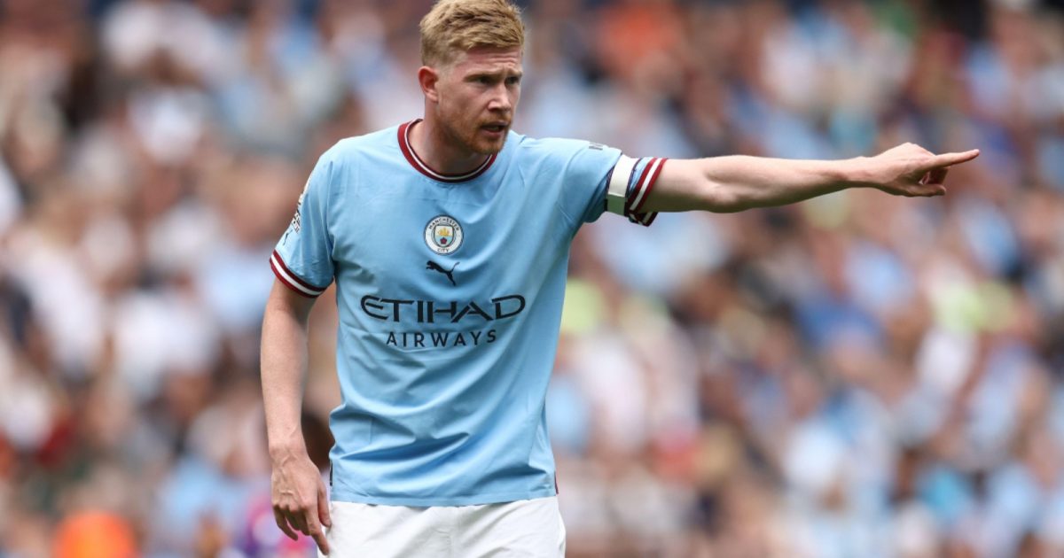 Kevin de Bruyne points during the Premier League game between Manchester City and Crystal Palace at Etihad Stadium, Manchester, August 2022.