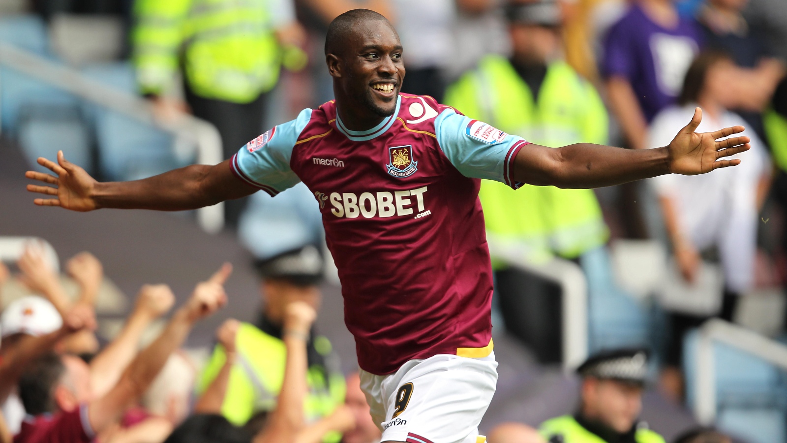 Carlton Cole Hành Trình Từ Cựu Sát Thủ Đến HLV Trẻ Tài Ba Carlton Cole Hành Trình Từ Cựu Sát Thủ Đến HLV Trẻ Tài Ba