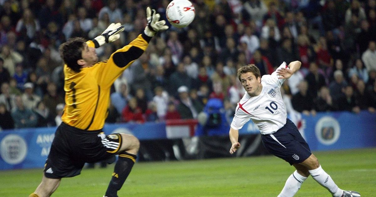 England's Michael Owen (R) watches the ball go past Argentina goalkeeper Roberto Abbondanzieri during the International friendly match at the Stade de Geneve, Geneva, Switzerland, Saturday November 12, 2005.