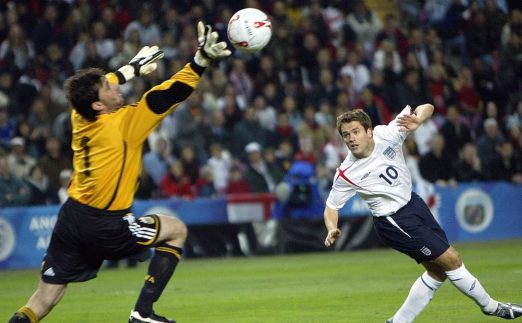 England's Michael Owen (R) watches the ball go past Argentina goalkeeper Roberto Abbondanzieri during the International friendly match at the Stade de Geneve, Geneva, Switzerland, Saturday November 12, 2005.