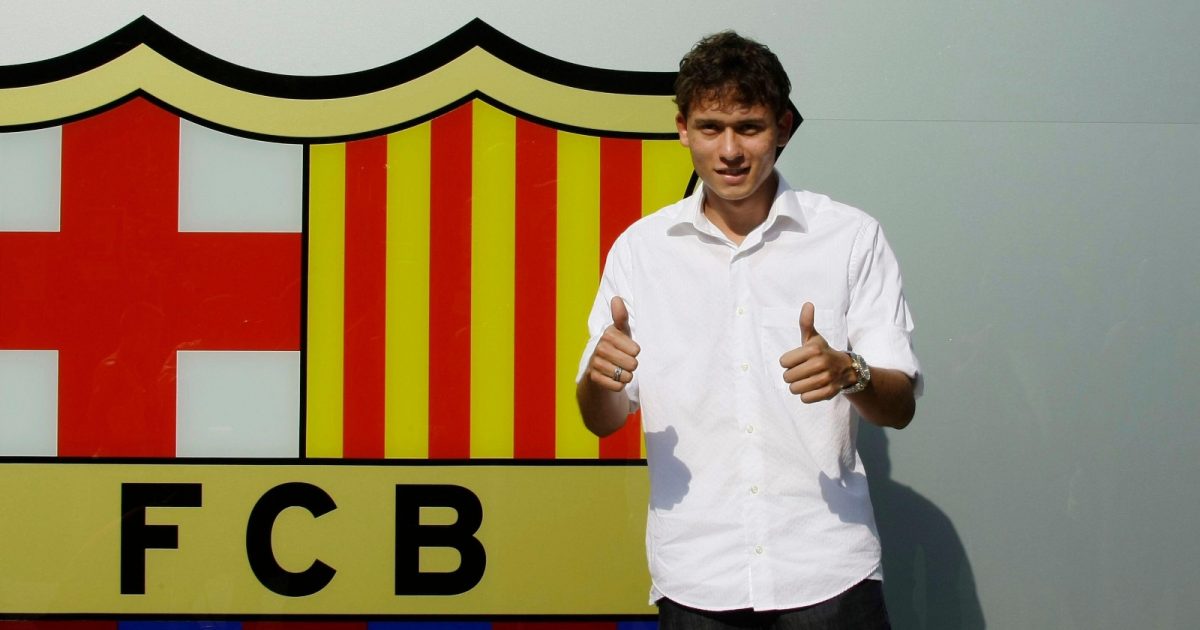 Barcelona's new signing Keirrison of Brazil poses upon his arrival at the club's office in Barcelona July 23, 2009.