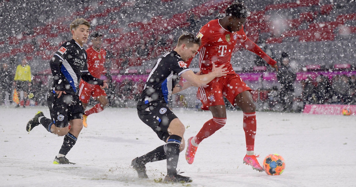 Watch: Alphonso Davies makes insanely fast recovery run in the snow