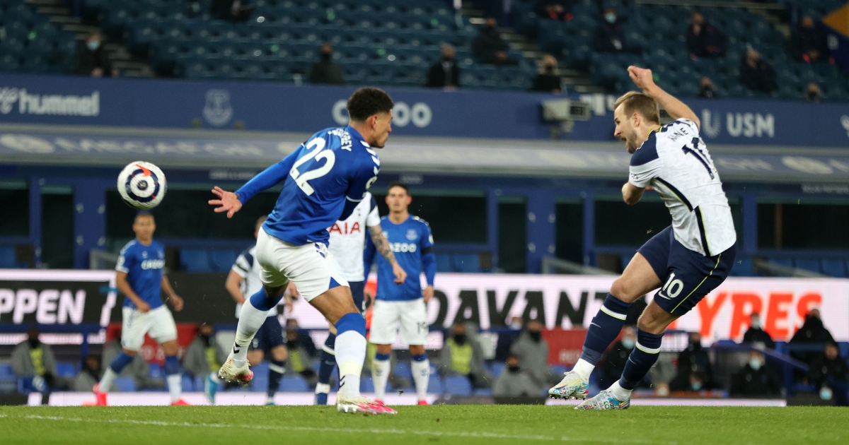 Watch: Hilarious Everton mix-up gifts Harry Kane 21st goal of the season