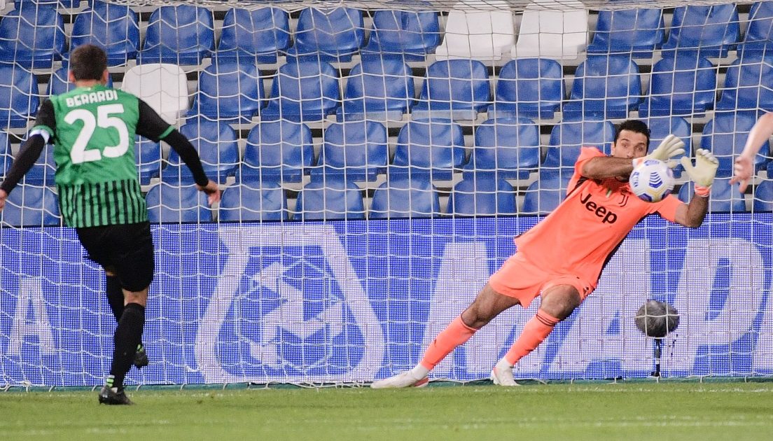 buffon lanjut main bersama juventus hingga usia 43... Watch: 43-year-old Gianluigi Buffon saves penalty for Juventus in Serie ...