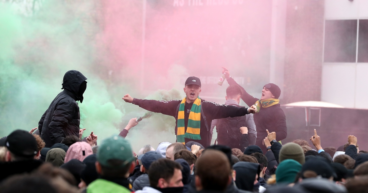Watch: Fans gather outside Old Trafford before Man Utd face Liverpool - Planet Football