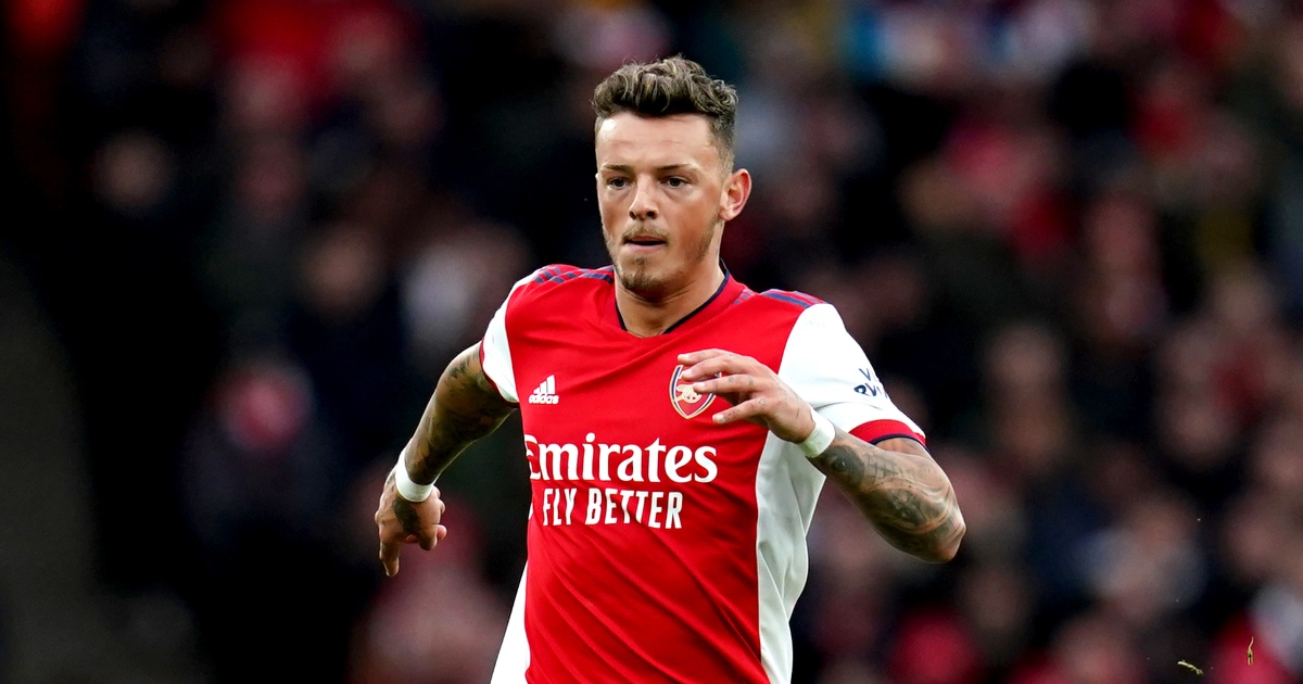 Watch: Ben White escapes card for hilariously blatant trip on Jimenez