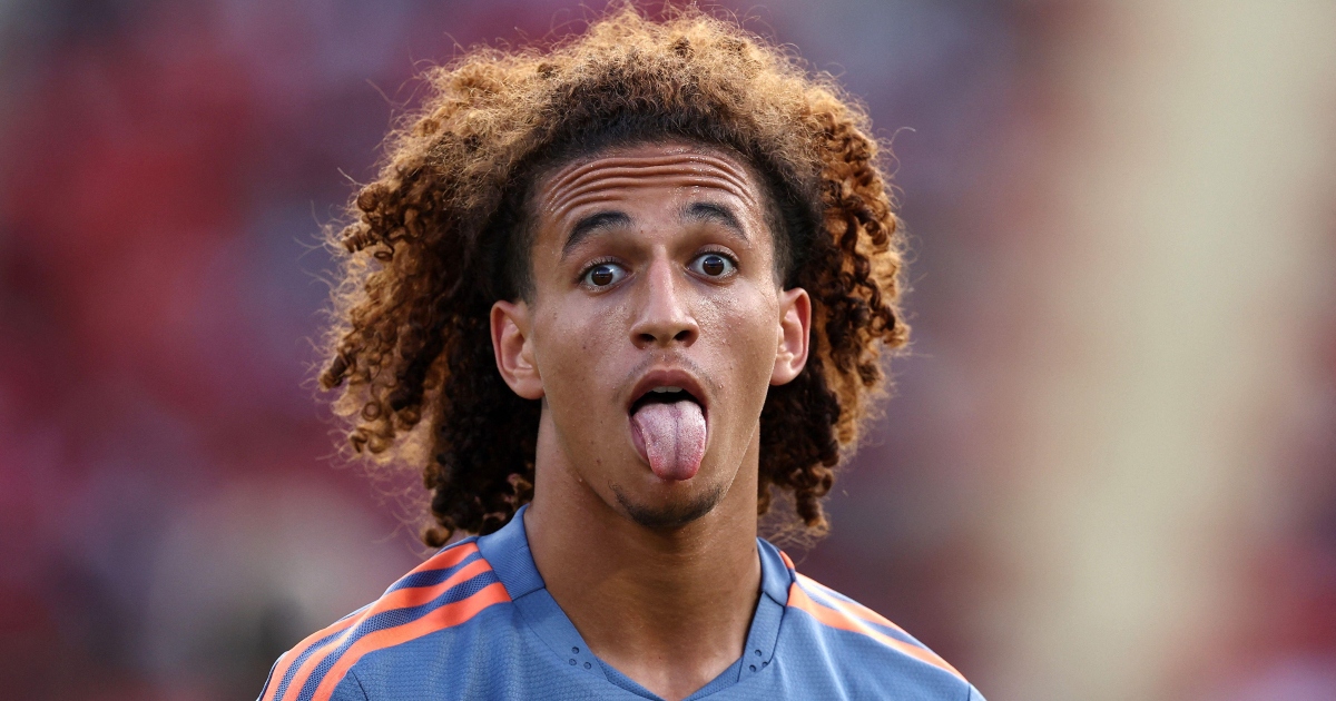 Watch: Erik ten Hag gives Hannibal Mejbri advice in Man Utd training