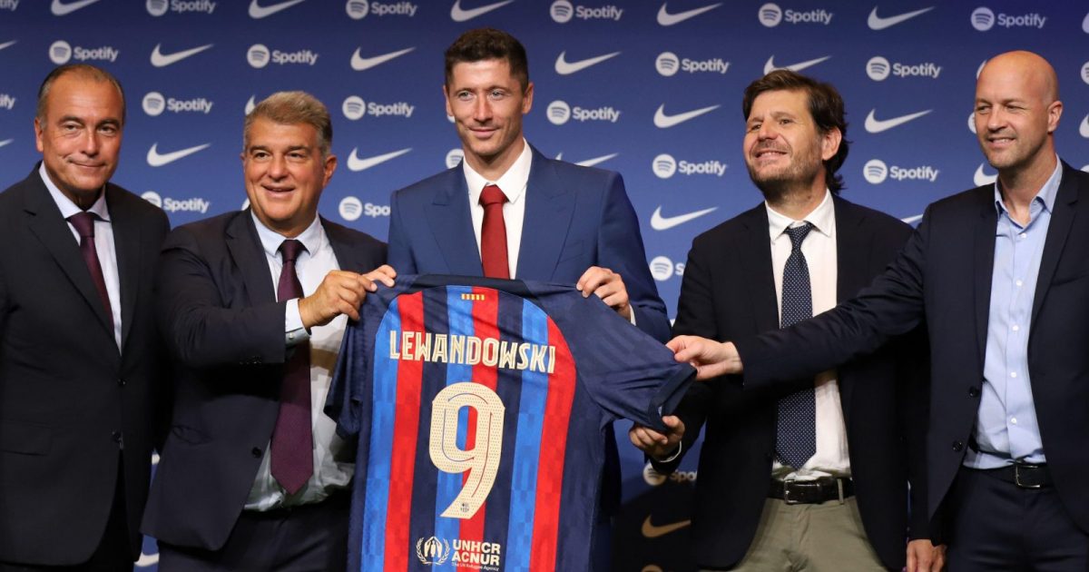 Barcelona Spain 05.08.2022 Robert Lewandowski (FC Barcelona), Joan Laporta (FC Barcelona), Rafa Yuste (FC Barcelona), Mateu Alemany (FC Barcelona) and Jordi Cruyff (FC Barcelona) look during the new player FC Barcelona presentation Robert Lewandowski at Spotify Camp Nou on 05. August 2022 in Barcelona.