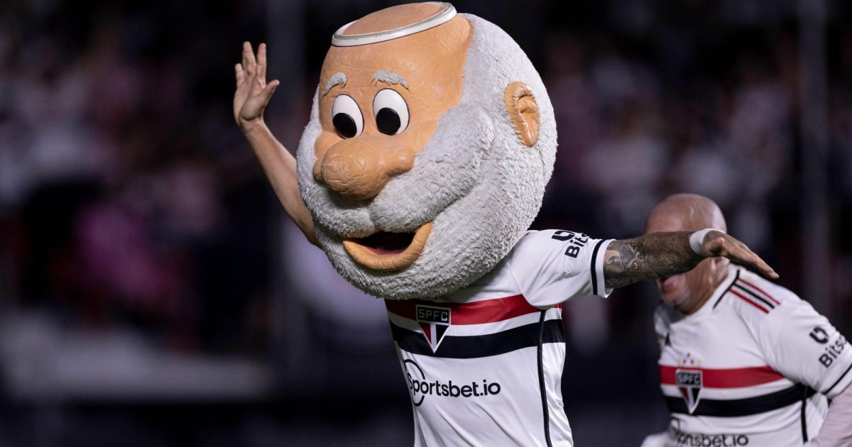 Celebration of São Paulo's second goal, scored by Alexandre Pato, during the match between São Paulo x Santos held at Morumbi Stadium in São Paulo, SP. The game is valid for the 15th round of the Brasileirão 2023.