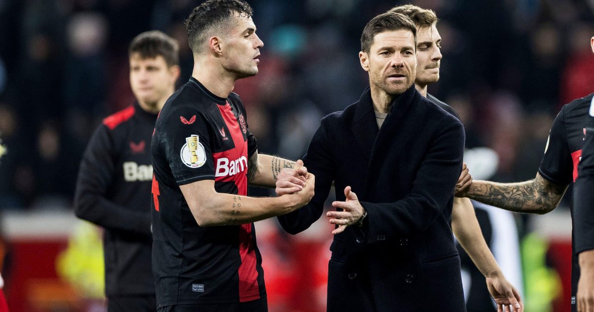 Leverkusen, Deutschland. 06th Dec, 2023. Xabi Alonso (Trainer Bayer 04 Leverkusen) klatscht mit Granit Xhaka (Bayer 04 Leverkusen, #34) ab DFB Pokal Achtelfinale: Bayer 04 Leverkusen - SC Paderborn 07, BayArena Leverkusen