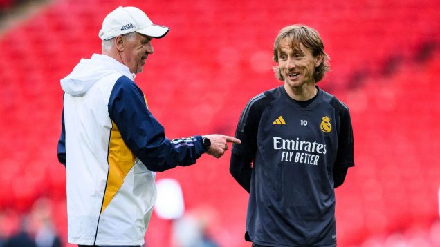 London, UK. 31st May, 2024. Soccer: Champions League, before the final Borussia Dortmund - Real Madrid: Training Real Madrid, Wembley Stadium. Madrid coach Carlo Ancelotti (l) talks to Madrid's Luka Modric (r) during training.