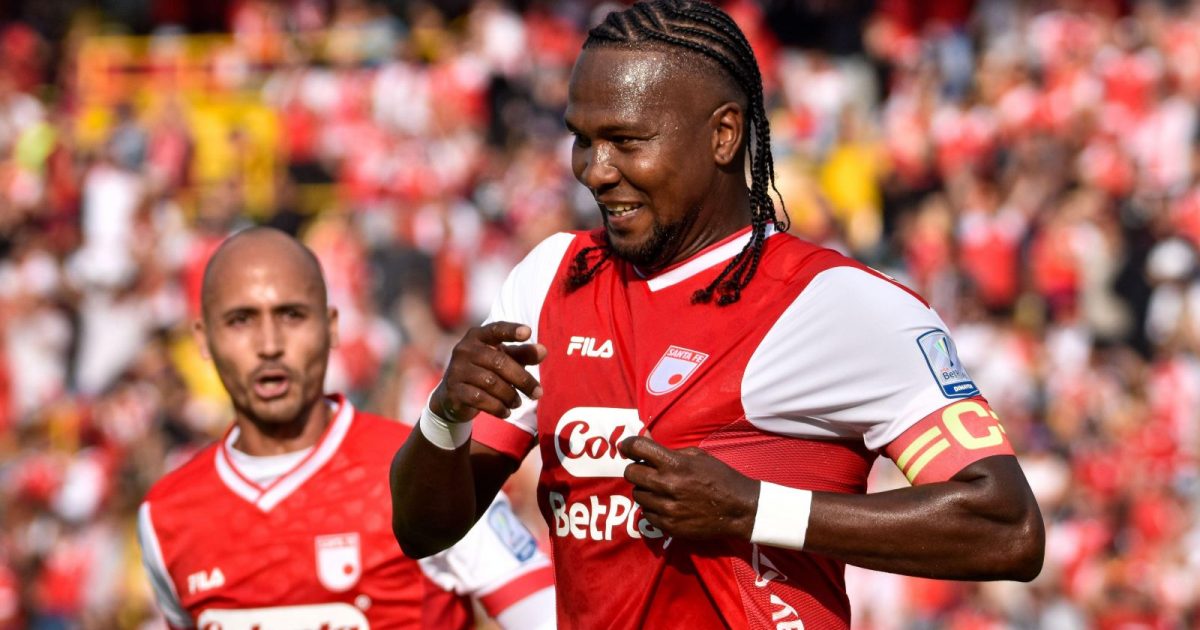 Hugo Rodallega in action for Santa Fe.