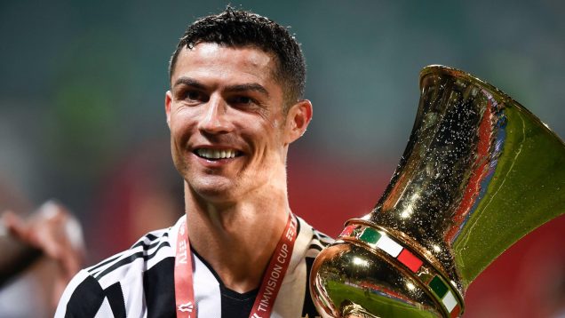 Ronaldo with the Coppa Italia trophy in May 2021.