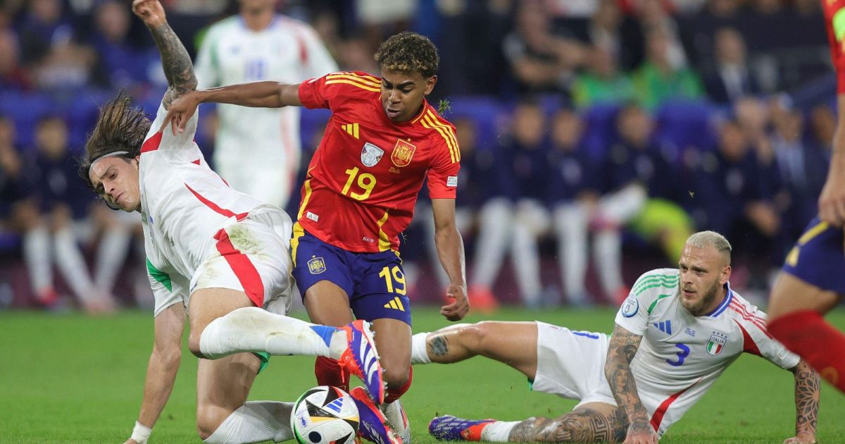 UEFA EURO 2024, EM, European Championship 2024, Group stage, M16, Match 16, Spain, ESP - Italy, ITA Lamine Yamal of Spain XCUT: and Federico Dimarco of Italy (R) duels, Duel, Riccardo Calafiori of Italy (L)