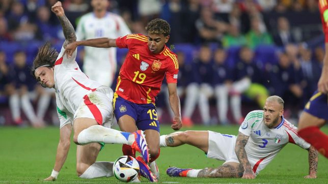UEFA EURO 2024, EM, European Championship 2024, Group stage, M16, Match 16, Spain, ESP - Italy, ITA Lamine Yamal of Spain XCUT: and Federico Dimarco of Italy (R) duels, Duel, Riccardo Calafiori of Italy (L)