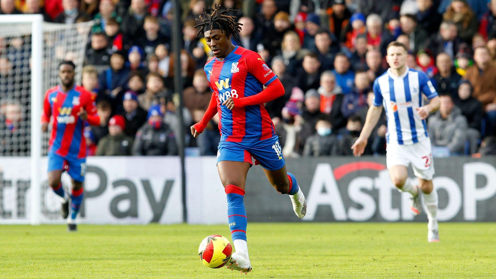 Eberechi Eze #10 of Crystal Palace dribbling