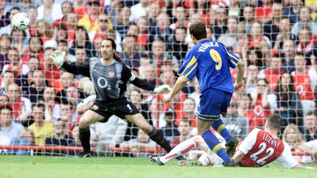 Arsenal's Oleg Luzhny (right) fails to stop Leeds United's Mark Viduka from scoring the winning goal past Arsenal goalkeeper David Seaman (left) during the Barclaycard Premiership match at Highbury Park, north London. * Leeds United defeated Arsenal 3-2, which allowed Manchester United to win the Premiership title.