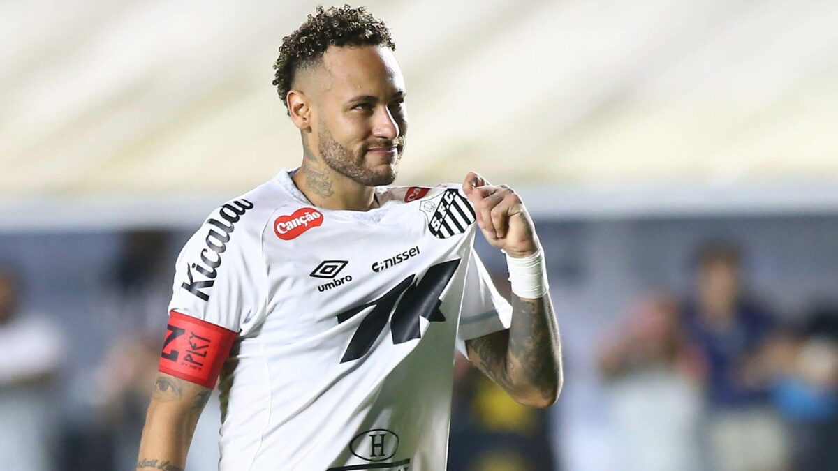 Neymar Jr., Santos player, during a match against Sport at Vila Belmiro stadium for the Brazilian Championship A 2025.