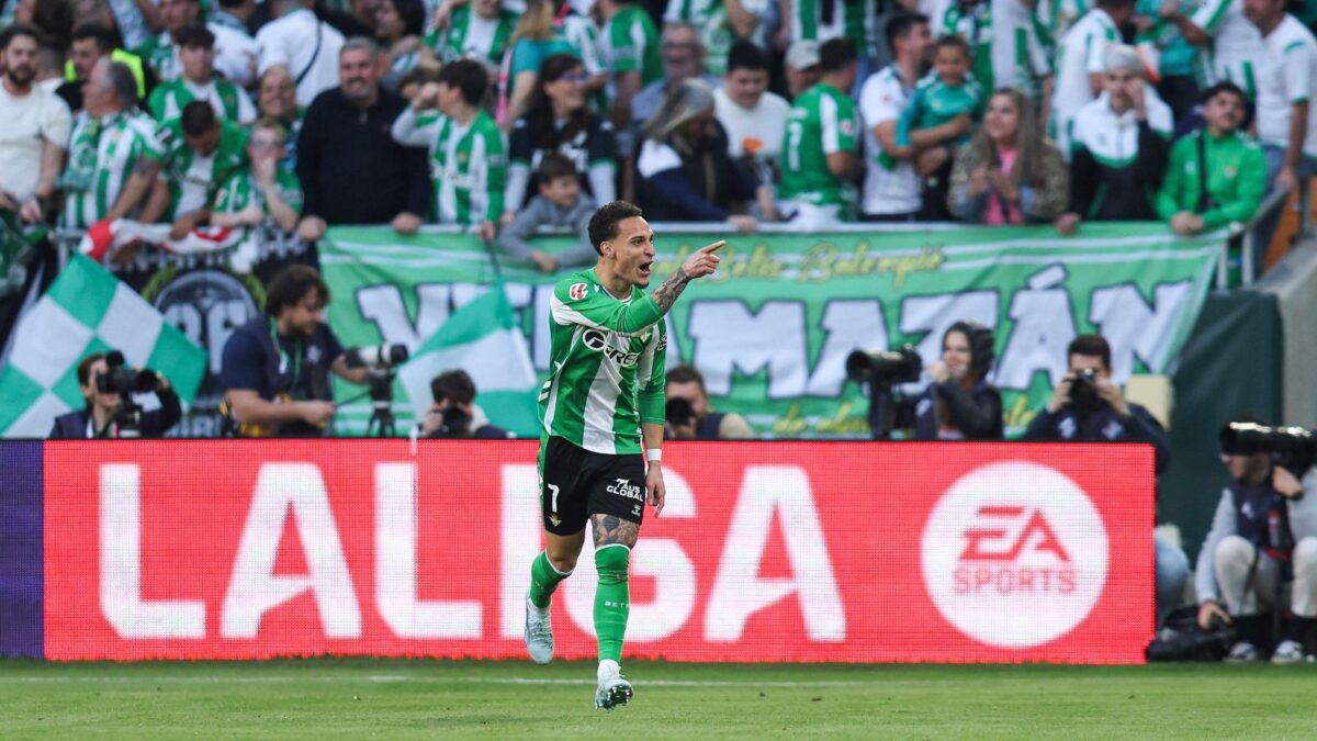 Antony celebrates his acrobatic opener in the derby.
