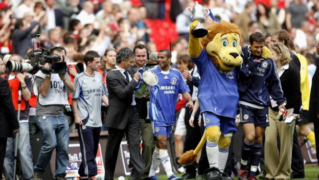 JOSE MOURINHO & ASHLEY COLE CHELSEA V MANCHESTER UNITED FA CUP FINAL 2007 CHELSEA V MANCHESTER UNITED WEMBLEY STADIUM LONDON ENGLAND 19 May 2007