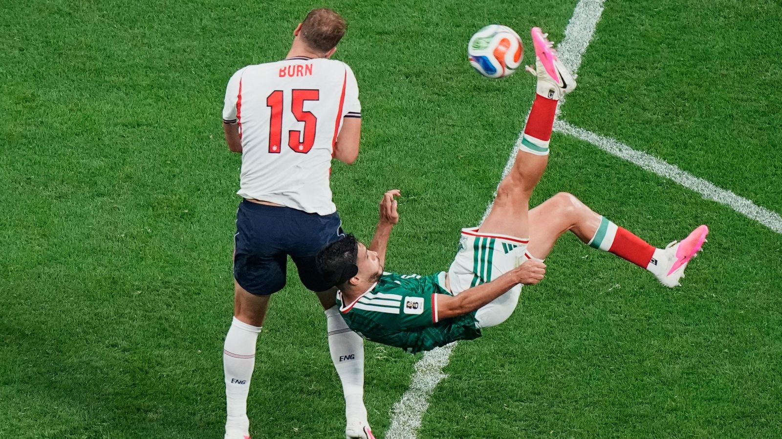 Dan Burn, da Inglaterra, merece uma estátua após o icônico bloco de Jimenez