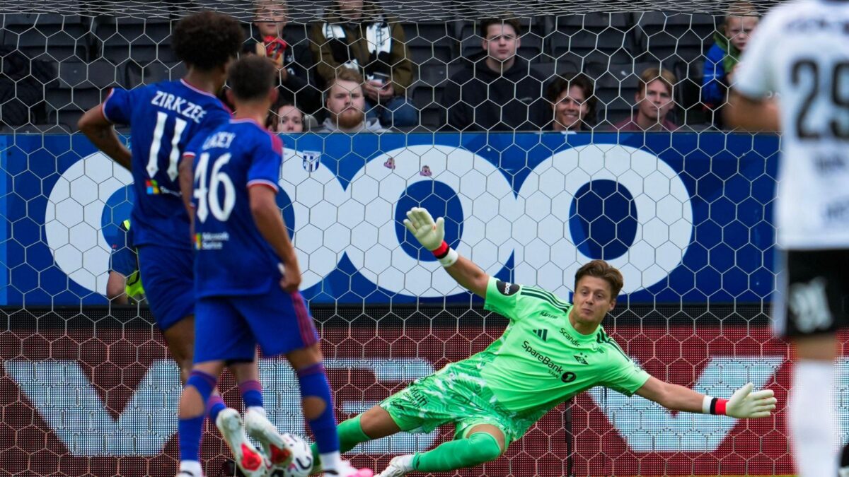 Zirkzee left the Rosenborg goalkeeper with twisted blood.
