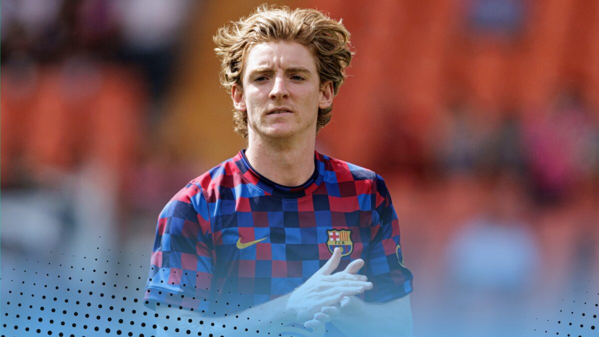 Anthony Gordon warming up for Barcelona
