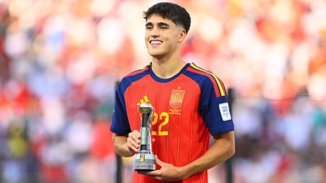 East Rutherford, USA. 19th July, 2026. Soccer, Men, 2026 World Cup, Final, Spain vs. Argentina, New York-New Jersey Stadium in East Rutherford; Pau Cubarsi (Spain) holds the trophy for Best Young Player.